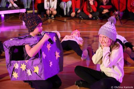 Miklavžev koncert na Osnovni šoli Toma Brejca napolnil telovadnico do zadnjega kotička (53)